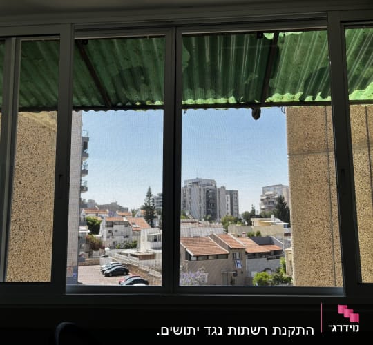 חלון אלומיניום עם מסגרת לבנה